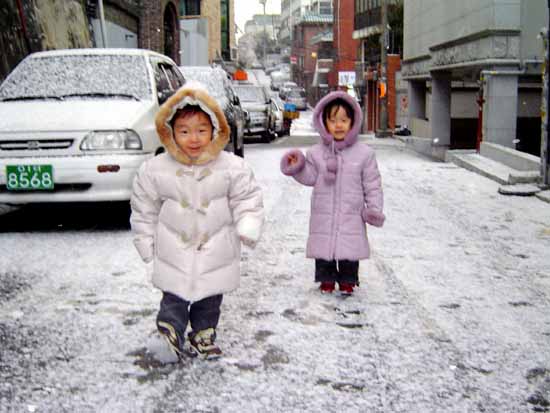 아이들과 아내는 눈이 온다고 신이나서 밖으로 나가있었습니다. 